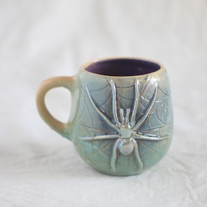 Handgefertigter Becher mit Spinnen- und Spinnennetzmotiv, mit Reliefs und schillernden Farben