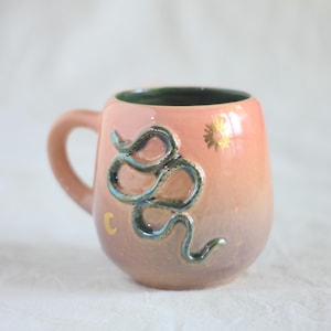 Tasse mit verlängerter Schlange, Farbverlauf im Hintergrund, handgefertigt, mit Reliefs und schillernden Farben