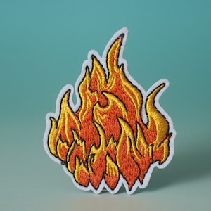 toppa con fiamma, toppa con fuoco, toppa stirabile, toppa ricamata, toppa estetica, toppa divertente, per giacca, per zaino,