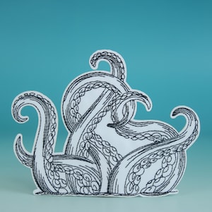 Puede incluir: Un dibujo en blanco y negro de un pulpo con sus tentáculos enroscados. El pulpo está sobre un fondo azul claro.