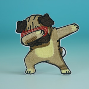 Op de afbeelding: Geborduurde strijkpatch van een bruine mops die een rode zonnebril draagt en de dab doet.