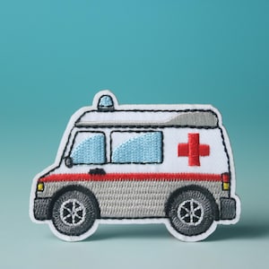 Puede incluir: Parche bordado blanco y rojo de una ambulancia con una cruz roja en el lateral.