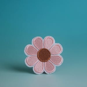 Ljusrosa prästkrage-lapp: Broderad strykapplikation