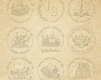 Może przedstawiać: Dziewięć beżowych pieczątek bibliotecznych z różnymi wzorami. Każda okrągła pieczątka zawiera tekst "From the Library of". Wzory obejmują książki, filiżanki kawy, elementy kwiatowe i kota. Nazwiska są wydrukowane poniżej.