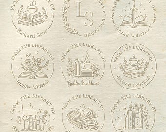 Może przedstawiać: Kolekcja dziewięciu okrągłych stempli bibliotecznych z napisem "From the Library of" i różnymi imionami. Każdy stempel zawiera ilustracje książek, miecza, kwiatów i filiżanki kawy. Jasnobrązowy design.