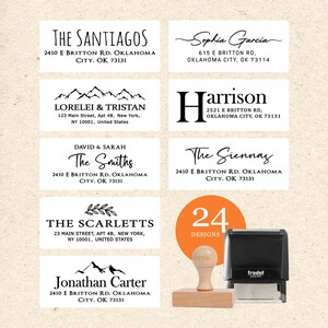 Op de afbeelding: Een verzameling adresstempelontwerpen met verschillende lettertypen en lay-outs. De afbeelding toont voorbeelden met namen en adressen, samen met een stempel en de tekst "24 Designs". De stempel is zwart en heeft een houten handvat.