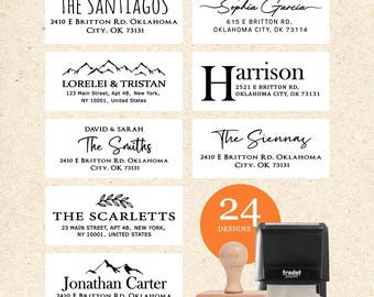 Può includere: Una collezione di design di timbri per indirizzi con vari font e layout. L'immagine mostra diversi esempi con nomi e indirizzi, insieme a un timbro e il testo "24 Designs". Il timbro è nero e ha un manico in legno.