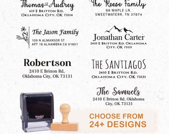 Può includere: Una collezione di timbri per indirizzi personalizzati con vari nomi e indirizzi di famiglia in inchiostro nero. L'immagine include un timbro e un manico in legno, con il testo "CHOOSE FROM 24+ DESIGNS".