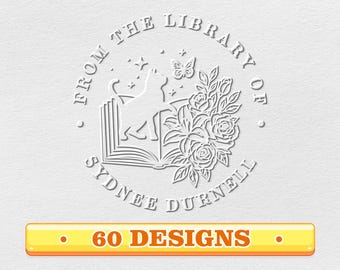 Op de afbeelding: Een wit reliëfontwerp met een kat, een open boek, rozen en een vlinder, met de tekst "FROM THE LIBRARY OF SYDNEE DURNELL". Een gele en oranje banner onderaan leest "60 DESIGNS".