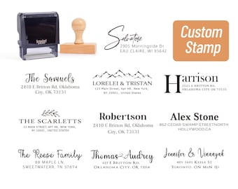 Può includere: Una collezione di timbri personalizzati con vari design e caratteri. L'immagine include un timbro autoinchiostrante, un timbro in legno e diversi esempi di testo timbrato, inclusi nomi e indirizzi. Il testo "Custom Stamp" è visibile.