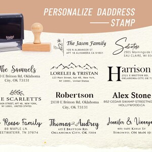 Könnte beinhalten: Personalisierte Adressstempel mit verschiedenen Familiennamen und Adressen in eleganten Schriftarten. Das Bild zeigt einen Stempel mit Holzgriff und einen Selbstfärbestempel, mit dem Text "PERSONALIZE DADDRESS STAMP".