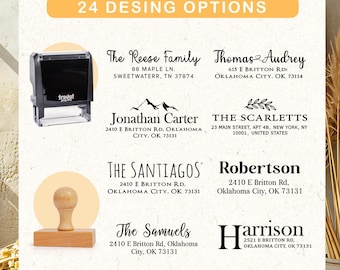 Può includere: Immagine di un timbro nero e grigio e un timbro in legno, insieme a esempi di design di timbri personalizzati con nomi e indirizzi. Il testo in alto recita "24 DESIGN OPTIONS".