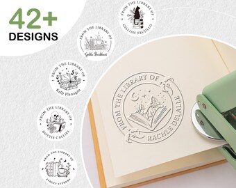 Może przedstawiać: Kolekcja ponad 42 spersonalizowanych projektów ex libris z różnymi ilustracjami, w tym kotem, czaszką, górskim krajobrazem i książką z księżycem i gwiazdami. Każdy projekt zawiera tekst "From the Library of" i spersonalizowane imię.