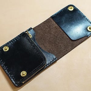 Cartera Smart Tracker de piel de caballo teñida en negro y marrón, compacta, cosida a mano, curtida con vegetales japoneses, estilo camionero