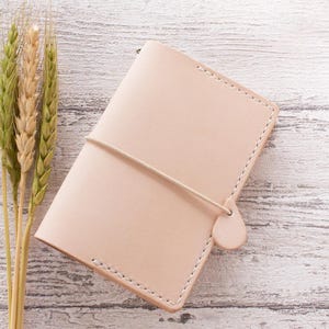 Funda para libreta tamaño A7 fabricada en piel auténtica y cosida a mano con cuero japonés.