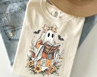Camiseta Comfort Colors con fantasma leyendo un libro, camiseta espeluznante de Halloween, sudadera retro con capucha de fantasma, sudadera de bruja, regalo con estética otoñal