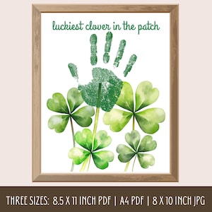 Puede incluir: Impresión de arte imprimible con una huella de mano verde y el texto "trébol más afortunado del parche" y cuatro tréboles de cuatro hojas verdes. La impresión está disponible en tres tamaños: 8,5 x 11 pulgadas, A4 y 8 x 10 pulgadas.