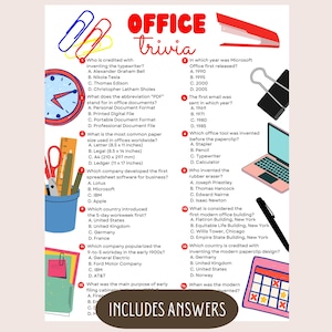 Puede incluir: Un juego de trivia de oficina imprimible con respuestas incluidas. El diseño presenta artículos de oficina como una grapadora, clips y un reloj. El texto dice "Office Trivia" y "Descarga instantánea".