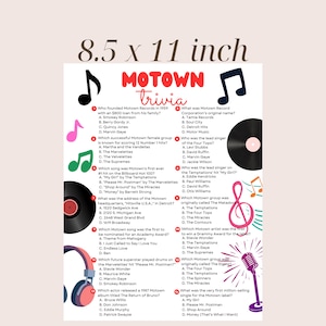 Może przedstawiać: Gra quizowa Motown na arkuszu 21,6 x 27,9 cm. Gra zawiera pytania dotyczące artyst&oacute;w i piosenek Motown, z nutami muzycznymi i mikrofonem. Tekst zawiera pytania i odpowiedzi.