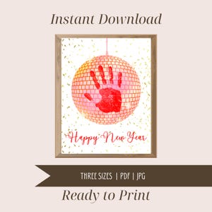 Peut inclure: Affiche de fête du Nouvel An imprimable avec une boule disco rose avec une empreinte de main rouge et le texte "Happy New Year".