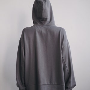 Superzachte hoodie van bamboestof, oversized, grijze kleur stijlvolle hoodie, goed voor dagelijks gebruik, gemakkelijk te stylen afbeelding 5