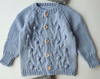 Handgestrickter Neugeborenenpullover „Braids“ | Baby-Outfit | Baby-Geschenk