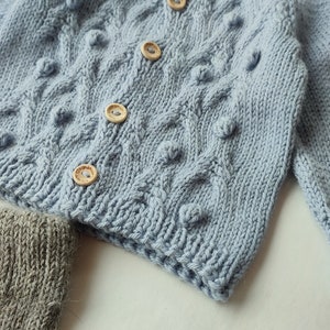 Handgestrickter Neugeborenenpullover Braids Baby-Outfit Baby-Geschenk Bild 2