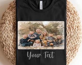 Puede incluir: Camiseta negra con una foto de familia impresa en la parte delantera. La foto está en un marco desgastado y tiene un aspecto vintage. El texto "Your Text" está impreso debajo de la foto.