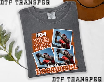 Pode incluir: Camiseta cinza com um design de futebol. O design inclui uma imagem de jogador de futebol, o texto "#04 YOUR NAME" e "Your team FOOTBALL". As palavras "DTF TRANSFER" estão na parte superior e inferior.