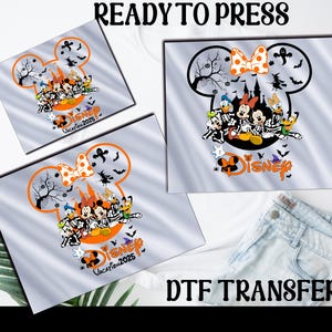 Pode incluir: Transferências DTF com um design da Disney com tema de Halloween. O design inclui Mickey Mouse, Minnie Mouse, Donald Duck, Margarida, Pateta e Pluto em trajes de esqueleto. O design está dentro de uma forma de cabeça do Mickey Mouse com morcegos, um laço e o texto "Disney Vacation 2025."