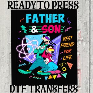 Puede incluir: Gráfico negro con dos personajes de dibujos animados, uno en verde y otro en rojo, con el texto "FATHER & SON" y "BEST FRIEND FOR LIFE". El diseño incluye formas geométricas y las palabras "READY TO PRESS" y "DTF TRANSFERS".