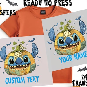 Puede incluir: Camiseta naranja con dos diseños de transferencia DTF. Los diseños muestran un personaje de dibujos animados dentro de una calabaza, con el texto "CUSTOM TEXT" y "YOUR NAME". También se ven murciélagos y las palabras "READY TO PRESS" y "DTF TRANSFERS".