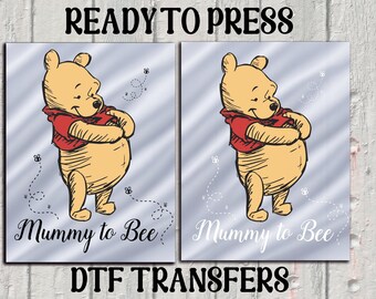 Dtf Momy to Bee de Winnie l'ourson, Thermocollant Momy to Bee, transfert à repasser entre maman et abeille, Dtf ourson et papa abeille, Disney grossesse