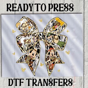 Puede incluir: Diseño de transferencia DTF listo para presionar con un lazo de estampado de leopardo y varios personajes de Disney. Los personajes incluyen Mickey Mouse, Minnie Mouse, Goofy y Donald Duck.