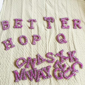Patch de letra com brilho de strass dourado e pérola branca, patch personalizado, patches de letras artesanais, bolsa, chapéu, jeans, apliques faça você mesmo