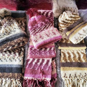 Set aus gestricktem Schal und Mütze, Handgemachte Wolle Kopfbedeckung, Warmer gemusterter Schal und Mütze, Strickgeschenk für einen Freund, Winterbekleidung