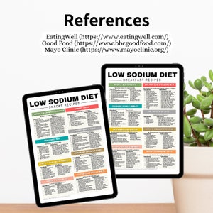 Puede incluir: Dos tabletas digitales que muestran recetas de dieta baja en sodio para refrigerios y desayuno. Las tabletas est&aacute;n sobre una superficie de madera con una planta verde en el fondo. El texto en las tabletas incluye "Low Sodium Diet" y enumera recetas como "Carrot & Caraway Crackers", "Peanut Butter Oats" y "Avocado & Kale Omelet".
