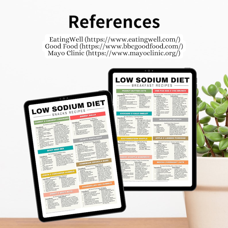 Puede incluir: Dos tabletas digitales que muestran recetas de dieta baja en sodio para refrigerios y desayuno. Las tabletas est&aacute;n sobre una superficie de madera con una planta verde en el fondo. El texto en las tabletas incluye "Low Sodium Diet" y enumera recetas como "Carrot & Caraway Crackers", "Peanut Butter Oats" y "Avocado & Kale Omelet".