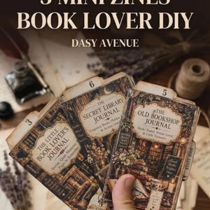 Könnte beinhalten: Drei Mini-Zines mit der Aufschrift 3 MINI ZINES BOOK LOVER DIY DASY AVENUE. Die Zines sind mit 3, 6 und 5 nummeriert und tragen die Titel The Little Book Lover's Journal, The Secret Library Journal und The Old Bookshop Journal mit Bibliotheksmotiven.