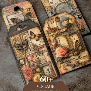 Könnte beinhalten: Eine Sammlung von Vintage-Nummernschildern mit einem verwitterten, antiken Aussehen. Die Anhänger zeigen Schmetterlinge, Rosen und gerahmte Zahlen. Die Anhänger sind 21,6 x 27,9 cm groß. Der Text auf den Anhängern lautet "60+ Vintage Number Tags".
