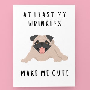 Cartão de aniversário engraçado do Pug - "Pelo menos minhas rugas me deixam fofo" | Cartão de aniversário engraçado | Cartão de humor canino | Presente de aniversário para amante de cães