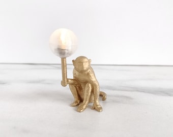 1/12 1:12 Lampe de table moderne maison de poupée Le singe Janina en or Réplique d'éclairage design. Lampe de travail LED à piles, rétro, moderne et sans fil