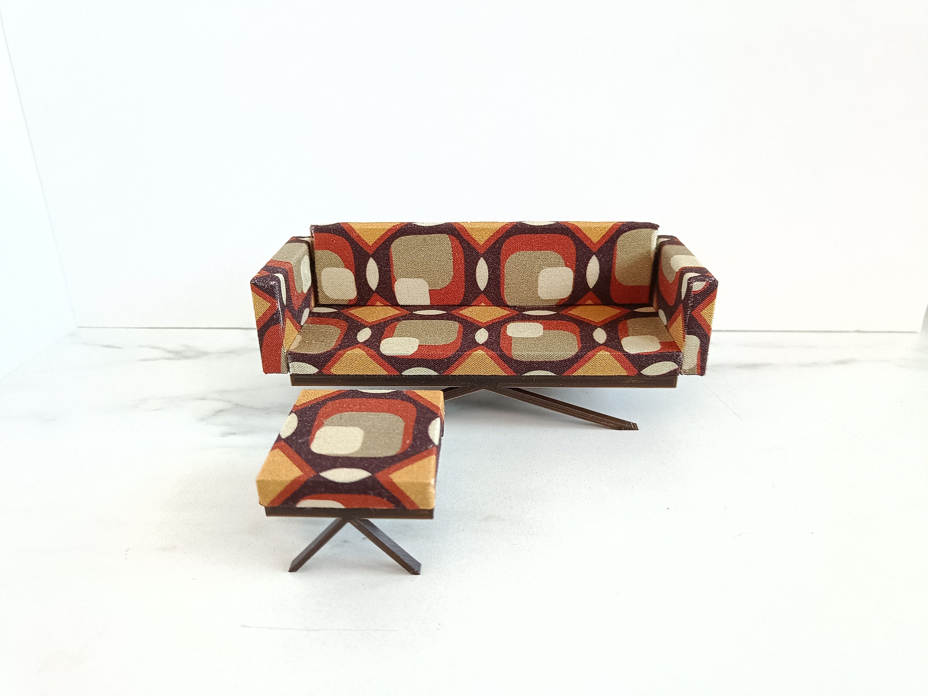 Canapé miniature style Mid-Century Modern pour maison de poupée (échelle 1:12) – Design danois – Canapé et pouf miniatures en tissu – Mobilier rétro. Revêtement en tissu fait main. - France