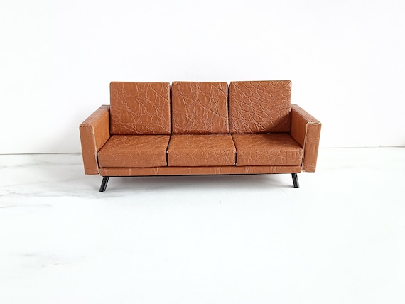 Canapé Miniature En Cuir Marron Pour Maison De Poupée - Double Avec Coussins, Meuble Salon Miniature Réaliste - 2
