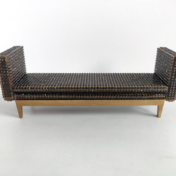 Canapé chaise longue pour maison de poupée avec pierres décoratives. Ensemble de canapé miniature de luxe glamour moderne noir. Meubles de maison de poupée art déco pieds dorés