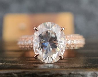 Anillo de boda de moissanita ovalado de 10 x 8 mm / anillo de propuesta de moissanita incoloro / anillo de aniversario de halo oculto / anillo de compromiso con conjunto de acento de oro de 14K