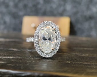 Anillo de boda Moissanite de corte ovalado / Anillo de propuesta de Moissanite incoloro / Anillo de aniversario de Moissanite Halo / Anillo de compromiso con conjunto de acento de oro de 14K