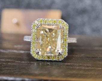 Anillo de compromiso de diamantes radiantes de color amarillo canario de 10 x 8 mm / Anillo de boda de moissanita radiante con halo / Anillo de propuesta de media eternidad de oro blanco de 14 qt