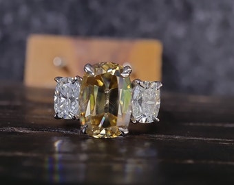 Anillo de compromiso de moissanita de tres cojines de piedra / anillo nupcial de moissanita amarilla / anillo de aniversario de oro de 14K