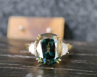 Anillo de compromiso de tres cojines de piedra y media luna, anillo de moissanita con corte de cojín de color verde, anillo de bodas para mujeres, anillo de aniversario de doble garra